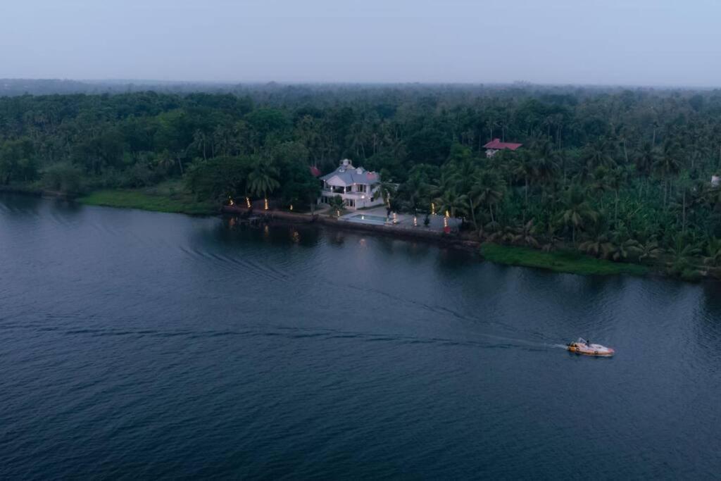 Riveria Portico - River Side 6 Bedroom Private Pool Bungalow North Paravur Buitenkant foto