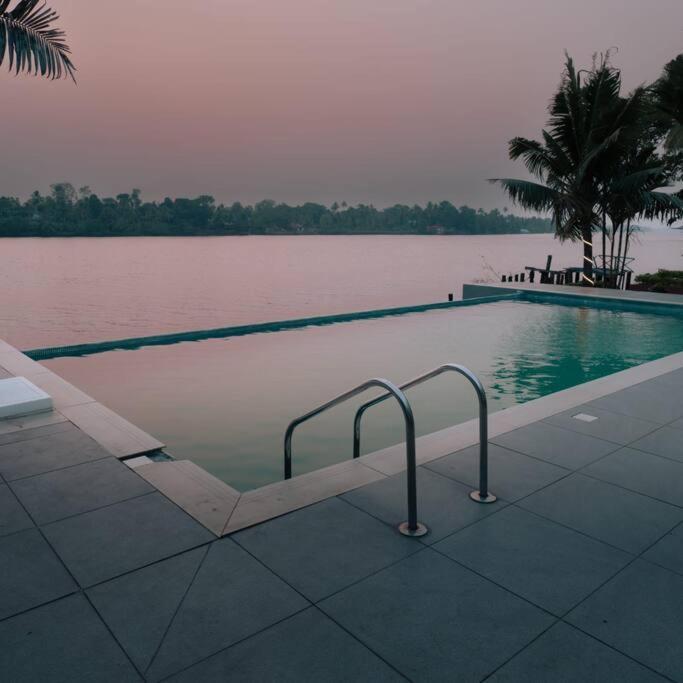 Riveria Portico - River Side 6 Bedroom Private Pool Bungalow North Paravur Buitenkant foto